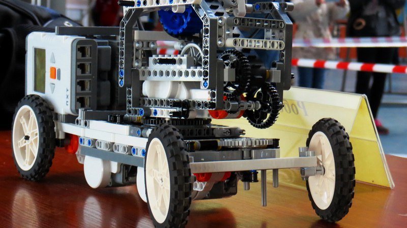 Гаджеты, машинки и гонки на скорость: в Днепре прошел фестиваль робототехники 15