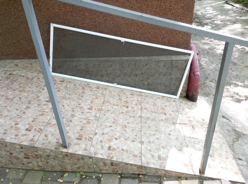 На проспекте Богдана Хмельницкого маленькая девочка выпала из окна 5 этажа 1