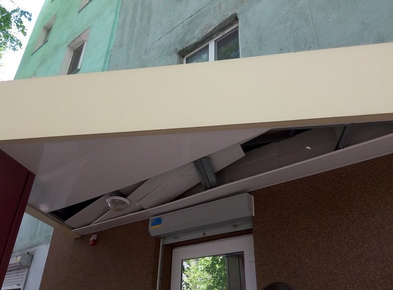 На проспекте Богдана Хмельницкого маленькая девочка выпала из окна 5 этажа 2