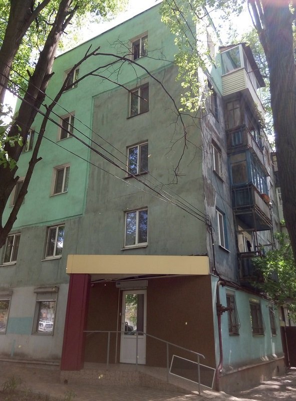 На проспекте Богдана Хмельницкого маленькая девочка выпала из окна 5 этажа 3