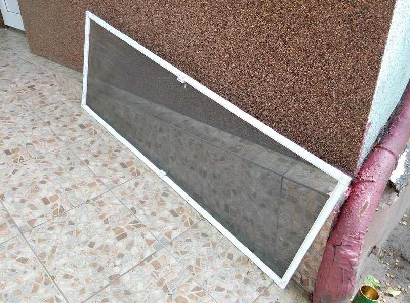 На проспекте Богдана Хмельницкого маленькая девочка выпала из окна 5 этажа 4