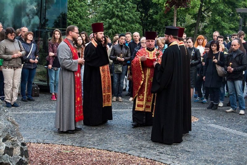 В Днепре на Аллее Памяти зажгли лампадки в честь погибших героев АТО 1
