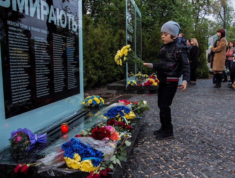 В Днепре на Аллее Памяти зажгли лампадки в честь погибших героев АТО 2