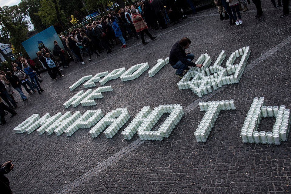 В Днепре на Аллее Памяти зажгли лампадки в честь погибших героев АТО 3