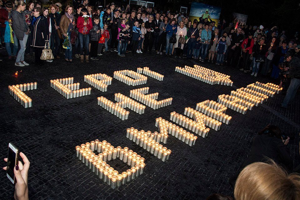 В Днепре на Аллее Памяти зажгли лампадки в честь погибших героев АТО 4