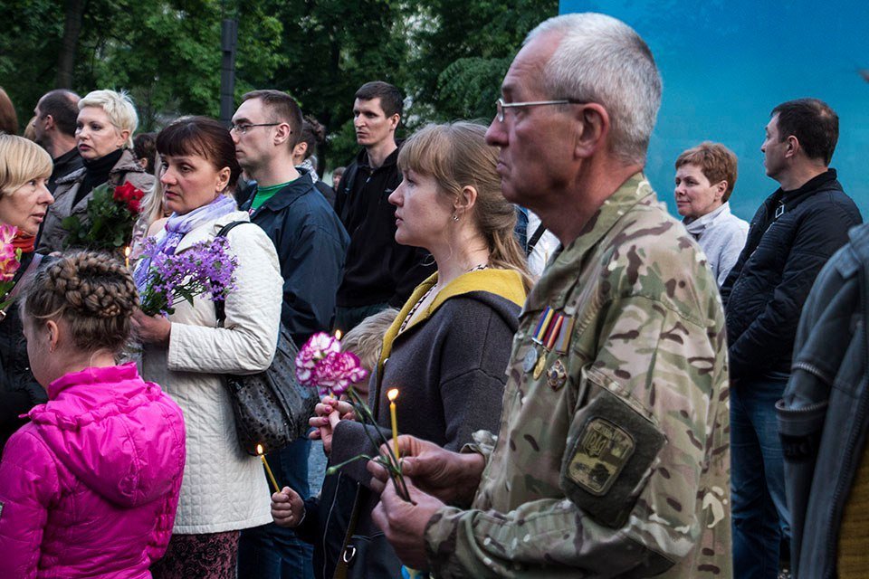 В Днепре на Аллее Памяти зажгли лампадки в честь погибших героев АТО 5