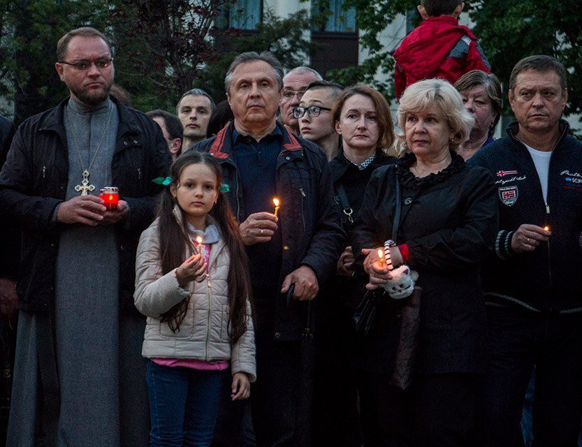 В Днепре на Аллее Памяти зажгли лампадки в честь погибших героев АТО 7