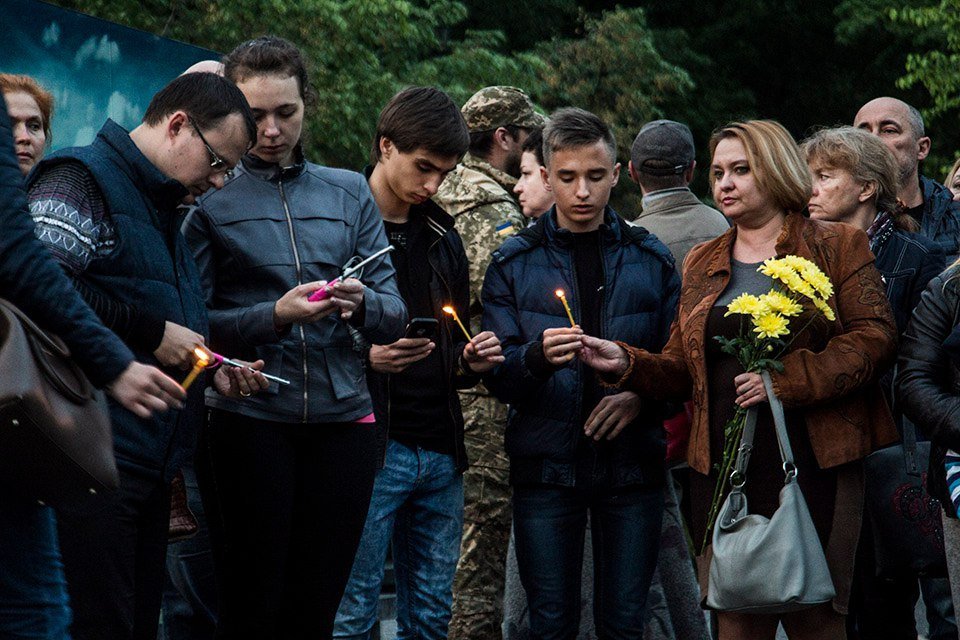 В Днепре на Аллее Памяти зажгли лампадки в честь погибших героев АТО 8