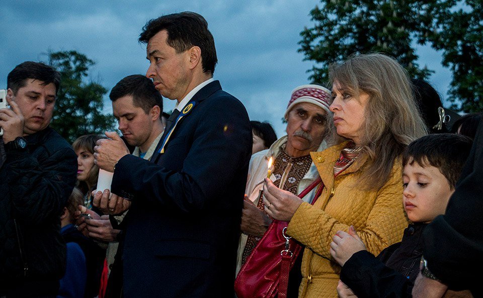 В Днепре на Аллее Памяти зажгли лампадки в честь погибших героев АТО 9