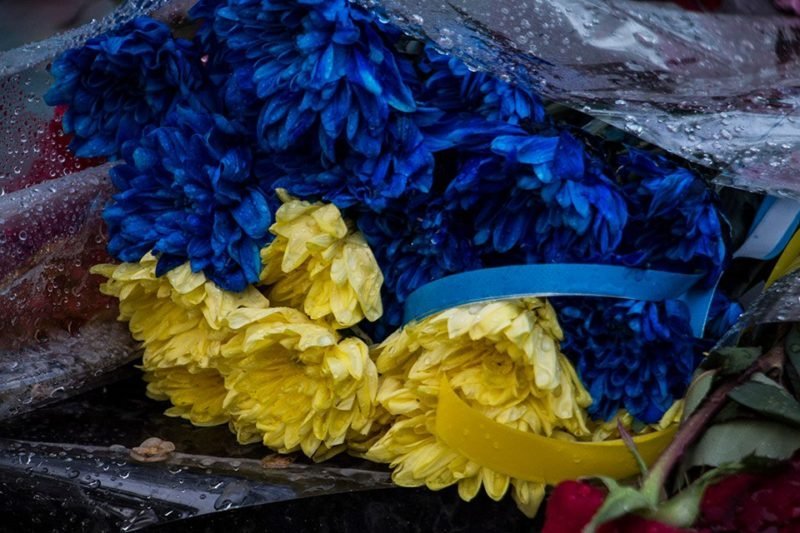 В Днепре на Аллее Памяти зажгли лампадки в честь погибших героев АТО 12