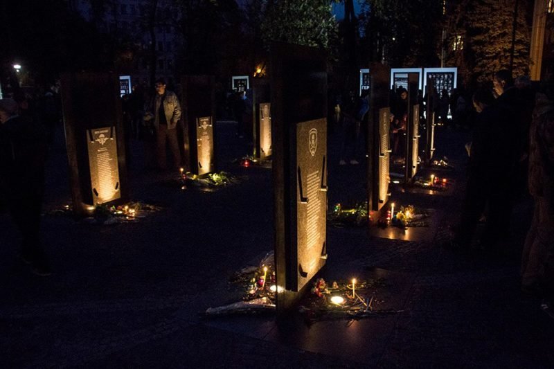 В Днепре на Аллее Памяти зажгли лампадки в честь погибших героев АТО 13
