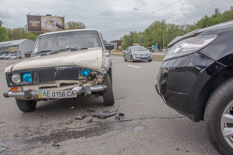 ДТП на проспекте Богдана Хмельницкого: столкнулись Hyundai и ВАЗ 3