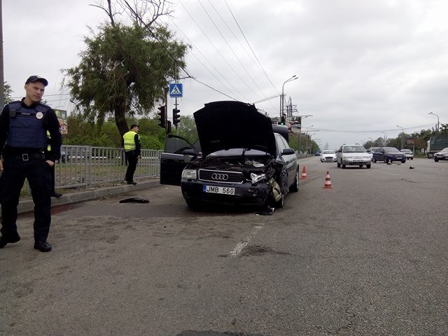 На Набережной столкнулись Audi и Skoda: есть пострадавшие 1