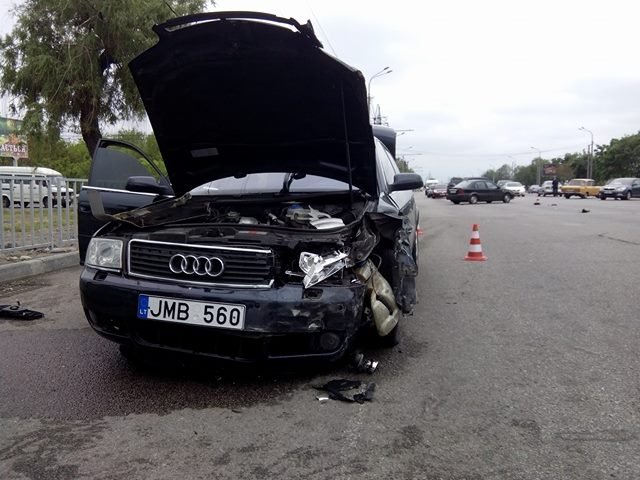 На Набережной столкнулись Audi и Skoda: есть пострадавшие 2