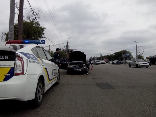 На Набережной столкнулись Audi и Skoda: есть пострадавшие 3