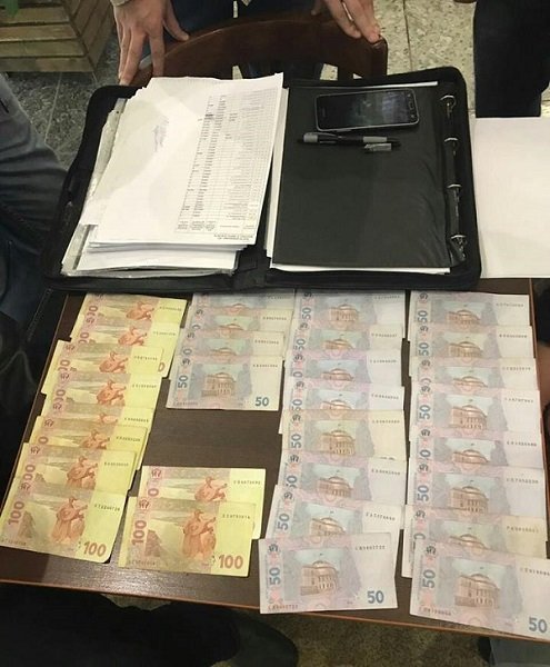 На Днепропетровщине директор коммунального предприятия и его зам попались на крупной взятке 1