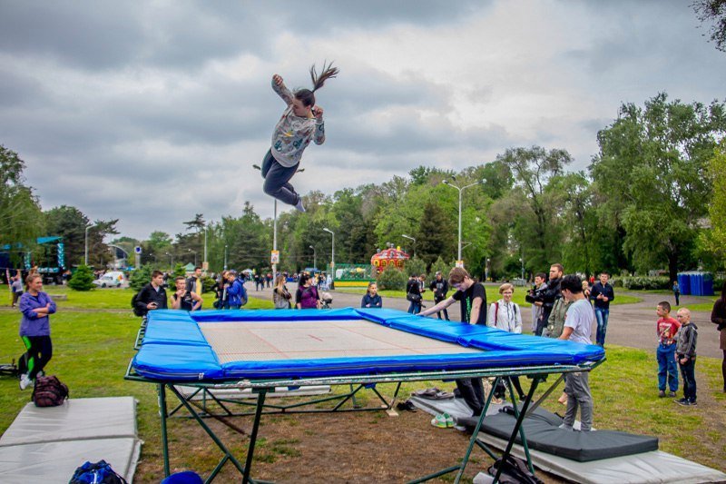 Парад роллеров, прыжки на батуте и скалолазание: в Днепре прошел фестиваль экстремального спорта 3