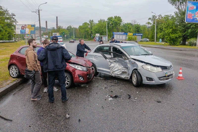 На Космической ЗАЗ Forza въехал в Mazda: есть пострадавшие 2
