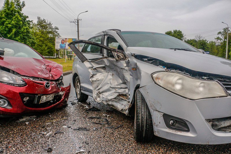 На Космической ЗАЗ Forza въехал в Mazda: есть пострадавшие 4