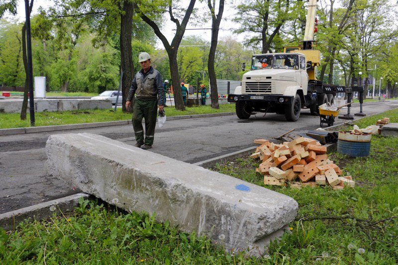 Бетонные блоки, забор и техника: что строят возле парка Глобы 2