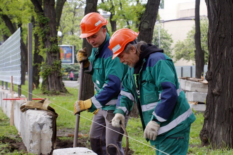 Бетонные блоки, забор и техника: что строят возле парка Глобы 3