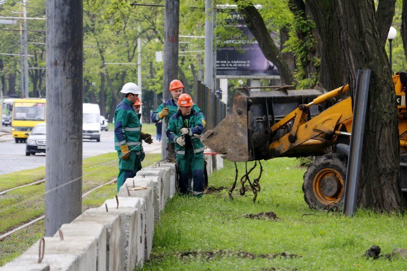 Бетонные блоки, забор и техника: что строят возле парка Глобы 4