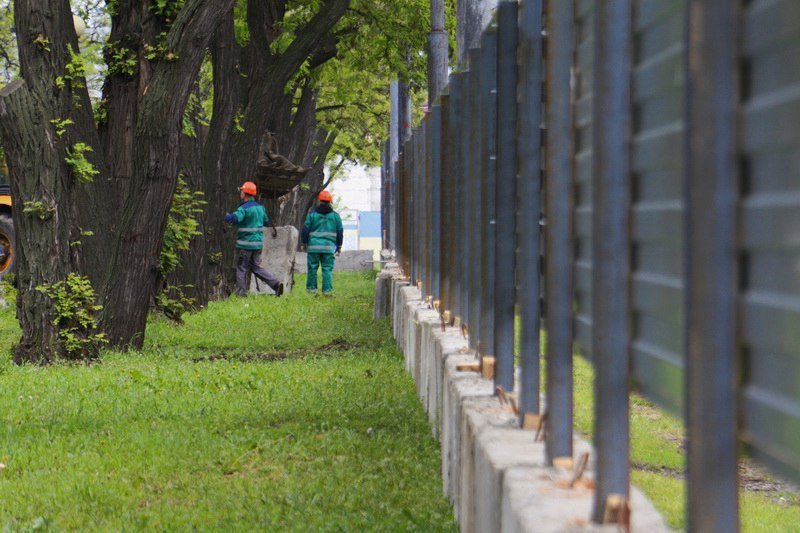 Бетонные блоки, забор и техника: что строят возле парка Глобы 5