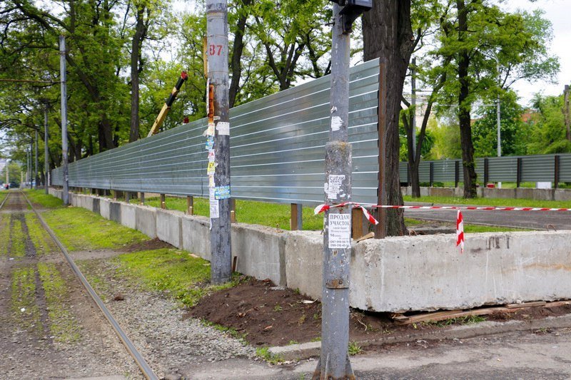 Бетонные блоки, забор и техника: что строят возле парка Глобы 6