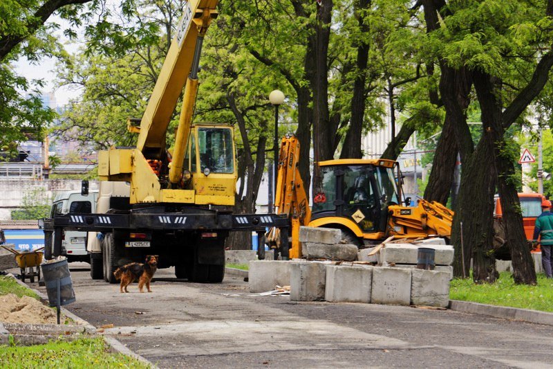 Бетонные блоки, забор и техника: что строят возле парка Глобы 7