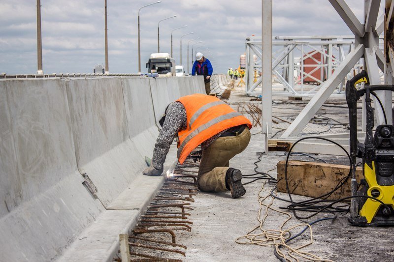 Борис Филатов проверил ход ремонтных работ на Новом мосту 12