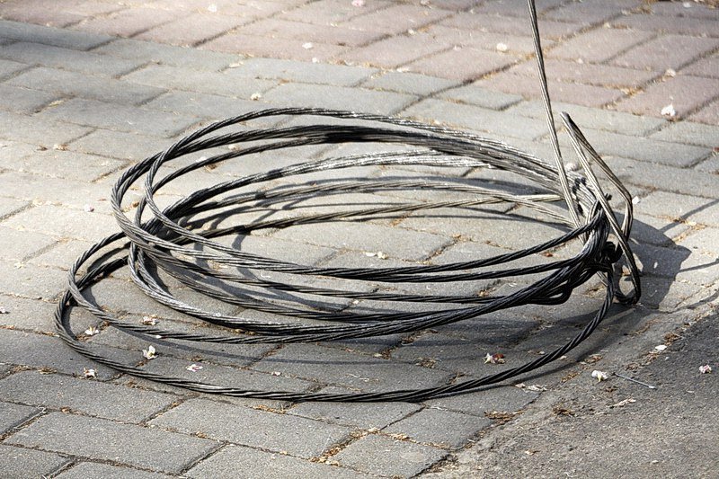 В центре Днепра оборвавшийся провод угрожал безопасности жителей 6