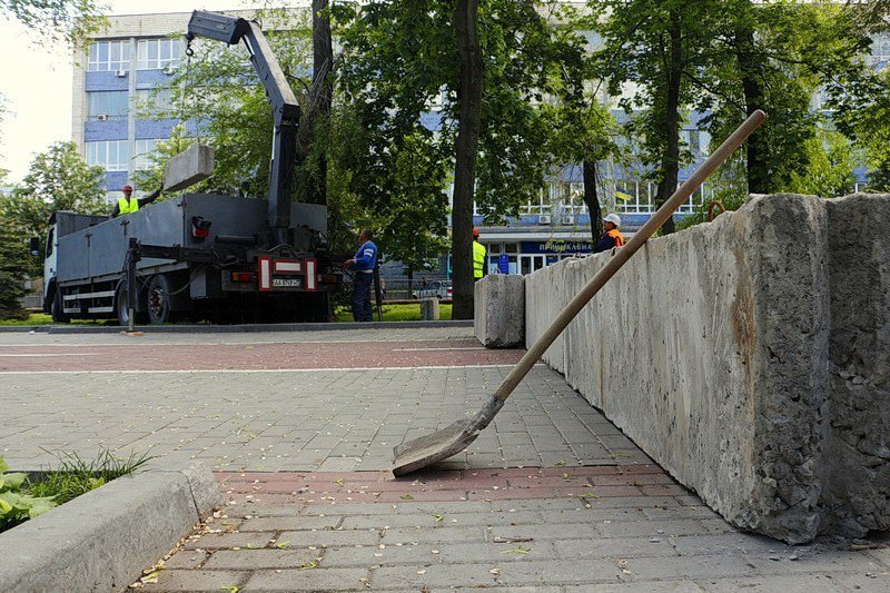 Проектировщики, техника и бетонные ограждения: что происходит возле исторического музея 3