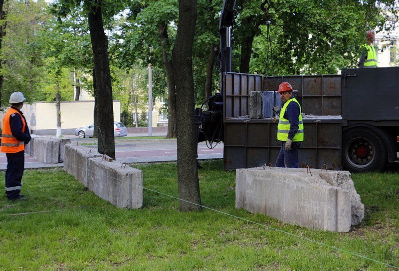 Проектировщики, техника и бетонные ограждения: что происходит возле исторического музея 4