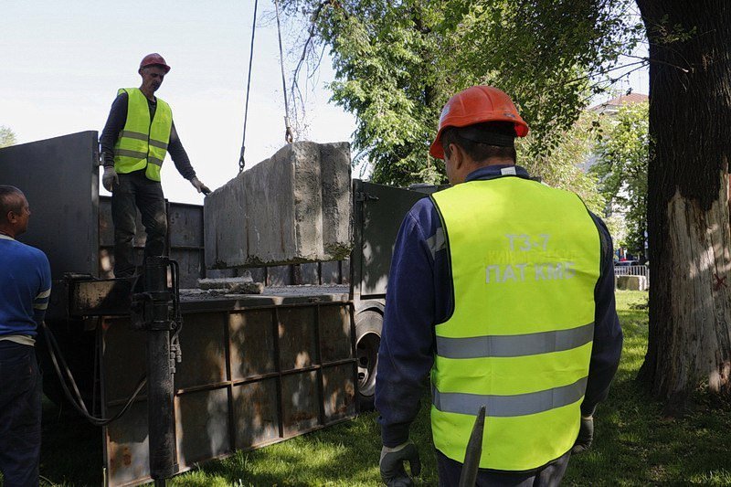 Проектировщики, техника и бетонные ограждения: что происходит возле исторического музея 6