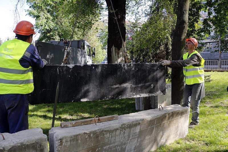 Проектировщики, техника и бетонные ограждения: что происходит возле исторического музея 7