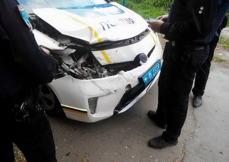 На проспекте Богдана Хмельницкого полицейский Prius въехал в новую Honda 3