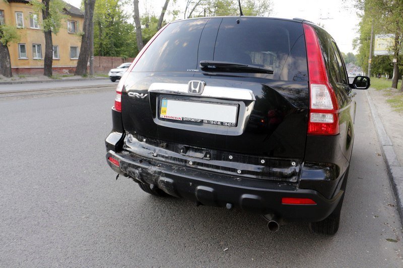 На проспекте Богдана Хмельницкого полицейский Prius въехал в новую Honda 12