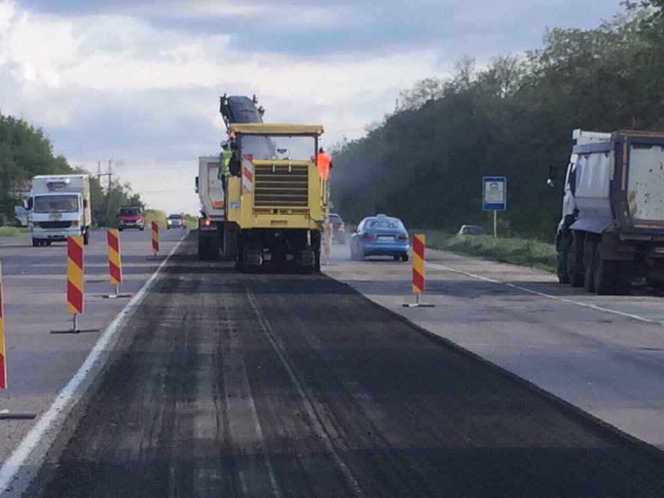 Под Днепром начали ремонтировать трассу государственного значения 2