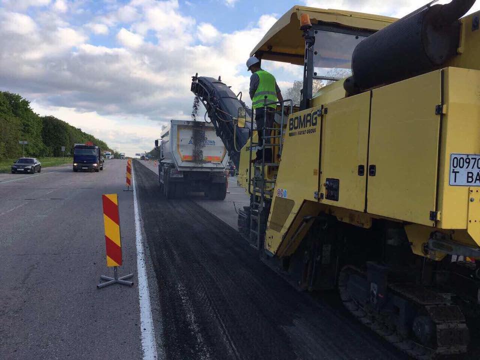 Под Днепром начали ремонтировать трассу государственного значения 4
