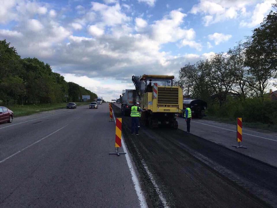 Под Днепром начали ремонтировать трассу государственного значения 5