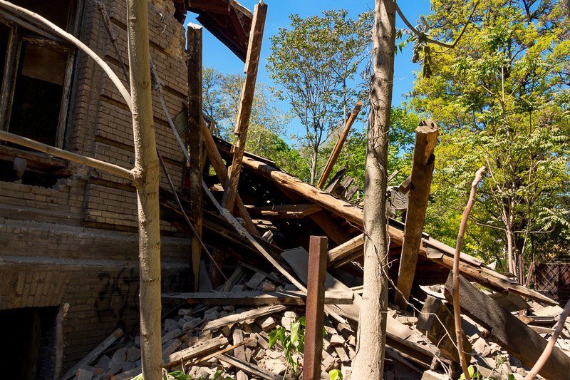 В центре Днепра обрушилась часть заброшенной больницы Красного Креста 1