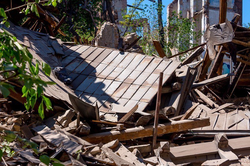 В центре Днепра обрушилась часть заброшенной больницы Красного Креста 2