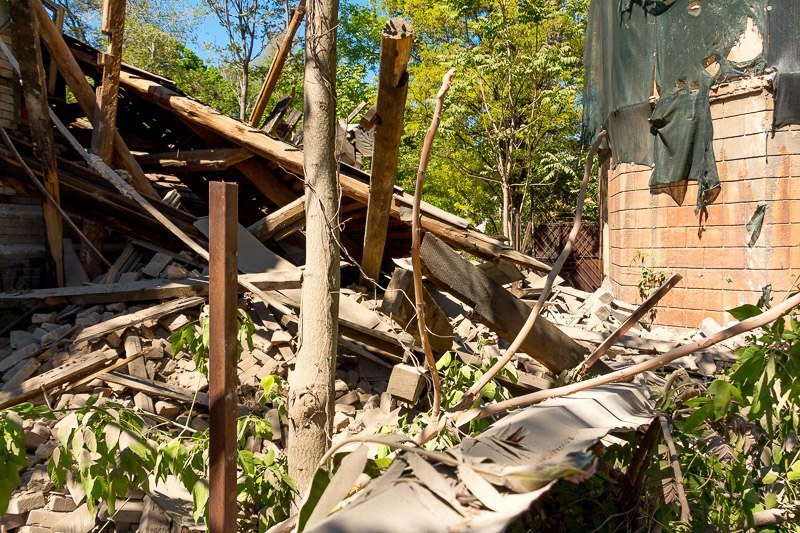 В центре Днепра обрушилась часть заброшенной больницы Красного Креста 5