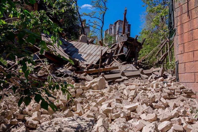 В центре Днепра обрушилась часть заброшенной больницы Красного Креста 7