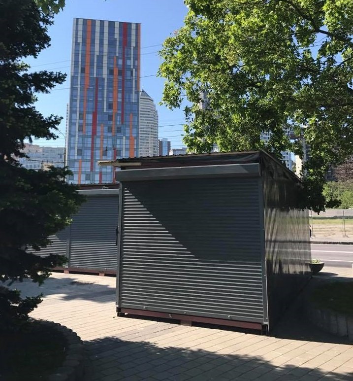 В Днепре Фестивальный причал перегородили огромным МАФом 1