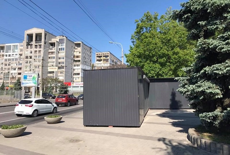 В Днепре Фестивальный причал перегородили огромным МАФом 2