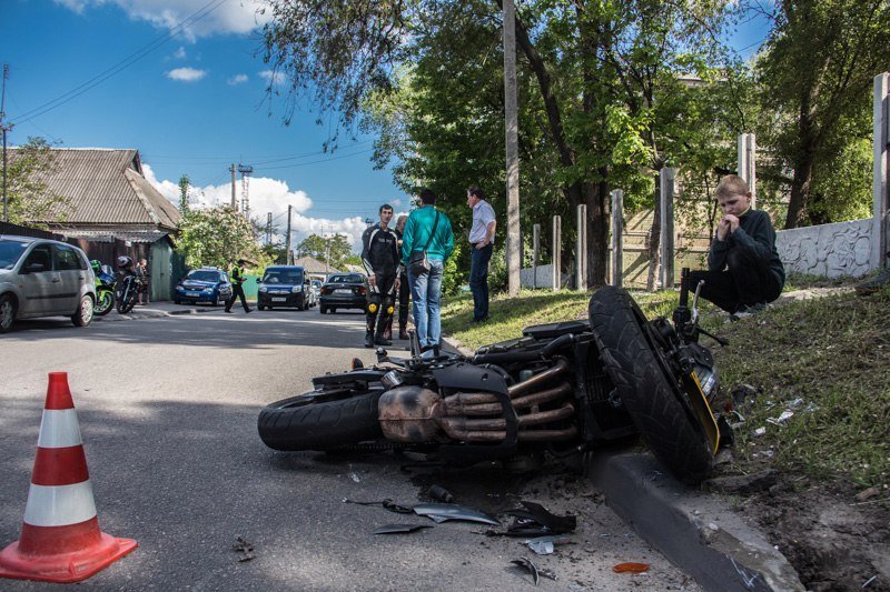 ДТП на Каруны: мотоциклист на Yamaha столкнулся с Mitsubishi 1