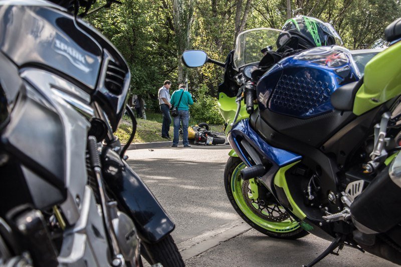 ДТП на Каруны: мотоциклист на Yamaha столкнулся с Mitsubishi 4