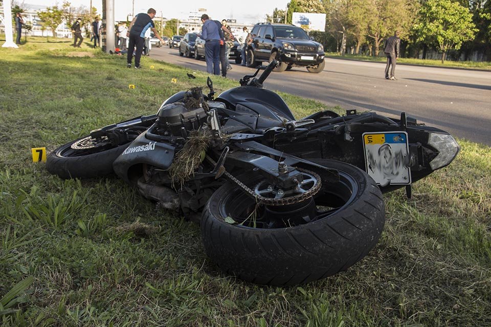 ДТП на Набережной Заводской: разбился еще один мотоциклист на Kawasaki 6