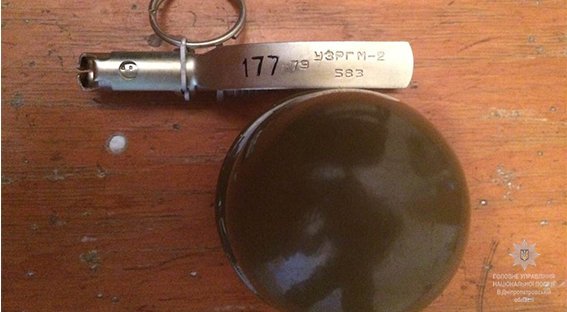 Под Днепром пьяный мужчина ходил с гранатой 2